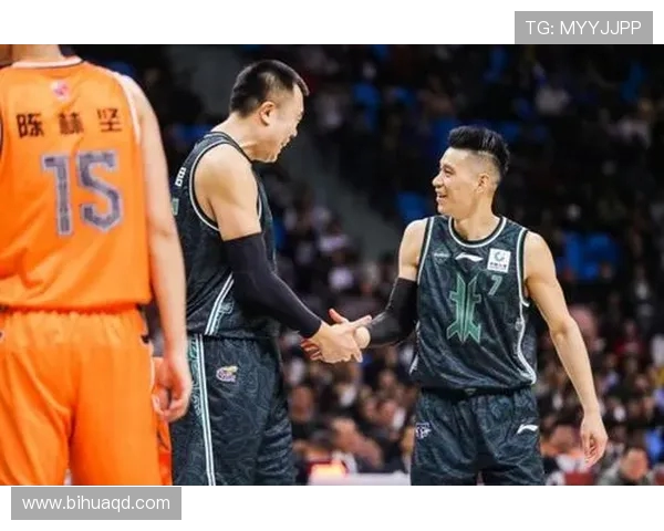 林书豪领衔北京队对决浙江队赛场激情再现篮球盛宴 林书豪领衔北京队对决浙江队赛场激情再现篮球盛宴