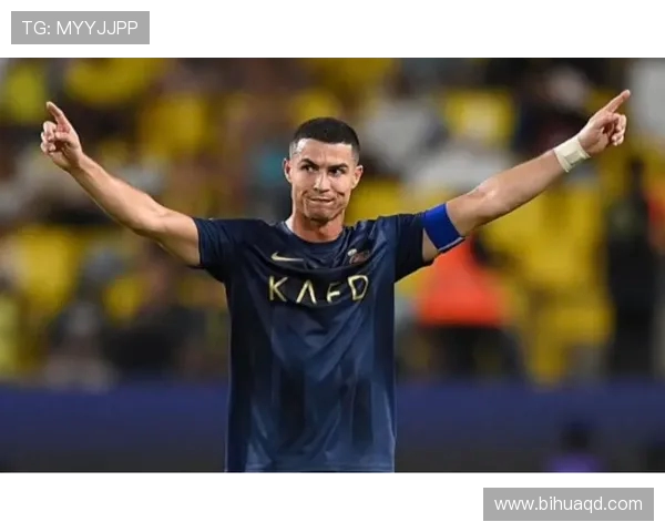 欧冠赛场惊现球迷疯狂一幕C罗球衣被抢引发热议 欧冠赛场惊现球迷疯狂一幕C罗球衣被抢引发热议