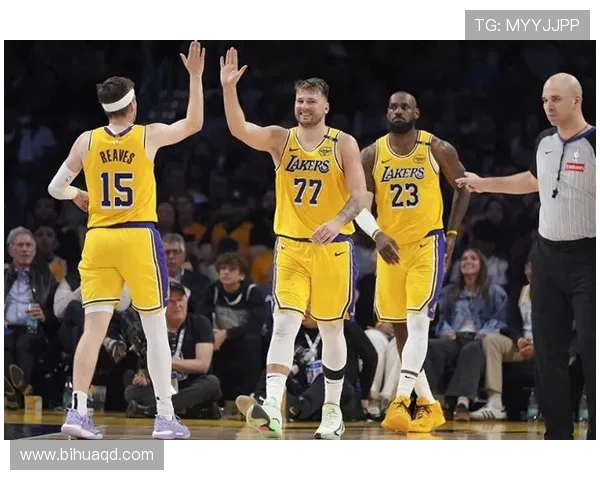 湖人对阵火箭精彩回顾图文并茂展现赛场激烈瞬间与球员风采